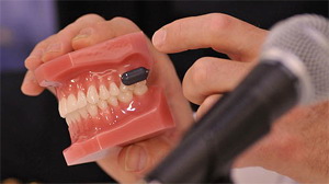 Denture which improves hearing